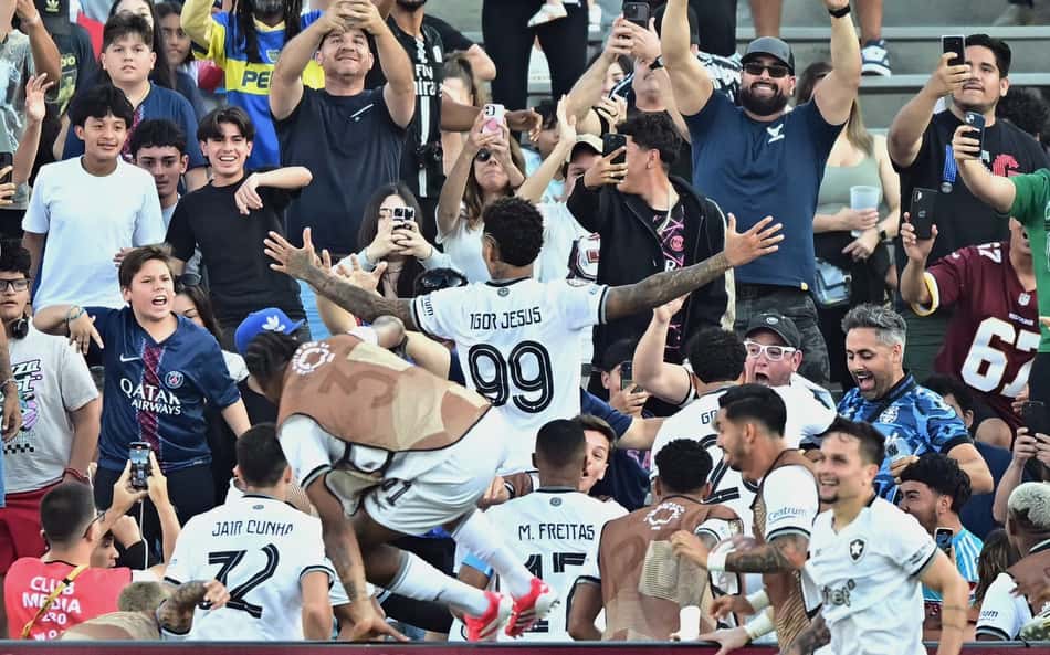 Torcedor do Botafogo chora com gol sobre o PSG; veja vídeo