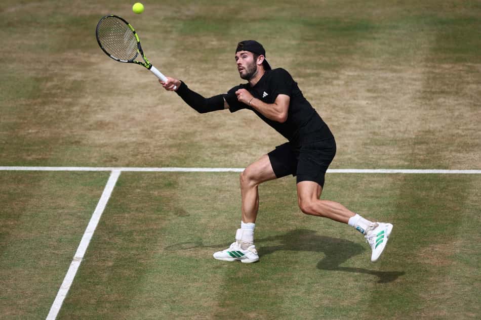 O britânico Jacob Fearnley foi derrotado pelo tcheco Lehecka nas quartas de final (Foto: HENRY NICHOLLS / AFP)