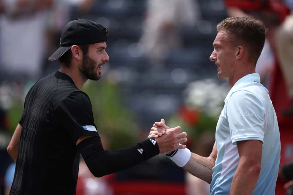O tcheco Jiri Lehecka cumprimenta o britânico Jacob Fearnley após a vitória em Londres