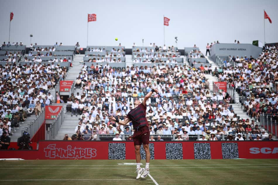 O britãnico Jack Draper saca na vitória sobre o americano Brandon Nakashima (Foto: HENRY NICHOLLS / AFP)