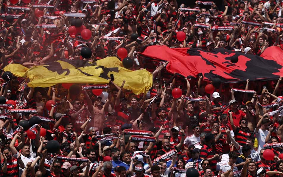 Com bandeirões, balões e faixas, torcida do Flamengo faz festa no Mundial de Clubes