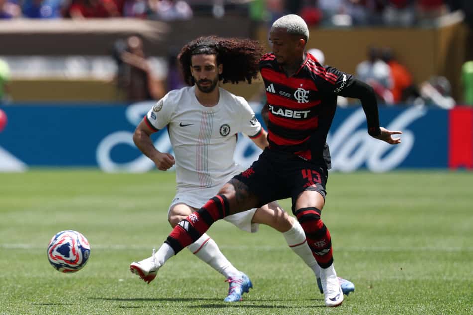 Cucurella disputa bola com Wesley em Flamento x Chelsea