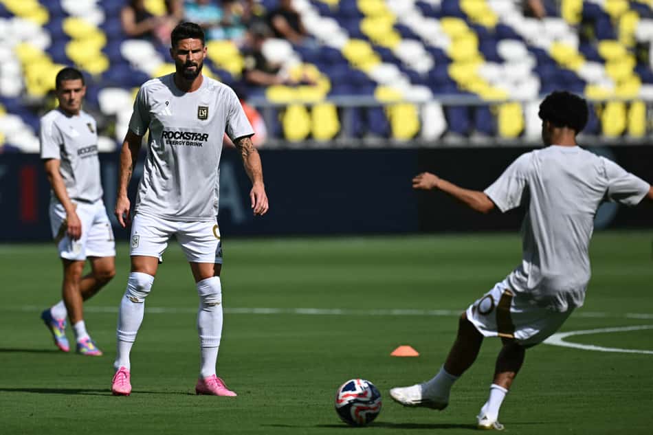 Giroud antes de Los Angeles FC x Espérance (Foto: Paul ELLIS / AFP)
