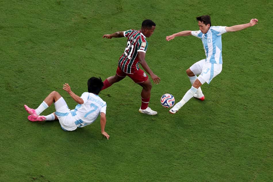 Jhon Arias em ação no duelo entre Fluminense e Ulsan HD (Foto: Al Bello/AFP)
