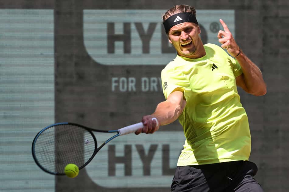 Principal favorito, o anfitrião Alexander Zverev devolve a bola contra o russo Daniil Medvedev em Halle, na Alemanha