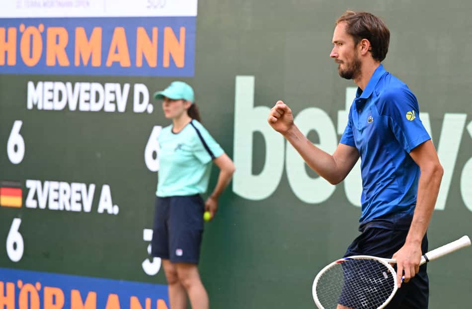 O russo Daniil Medvedev comemora após vencer o primeiro set contra o alemão Alexander Zverev