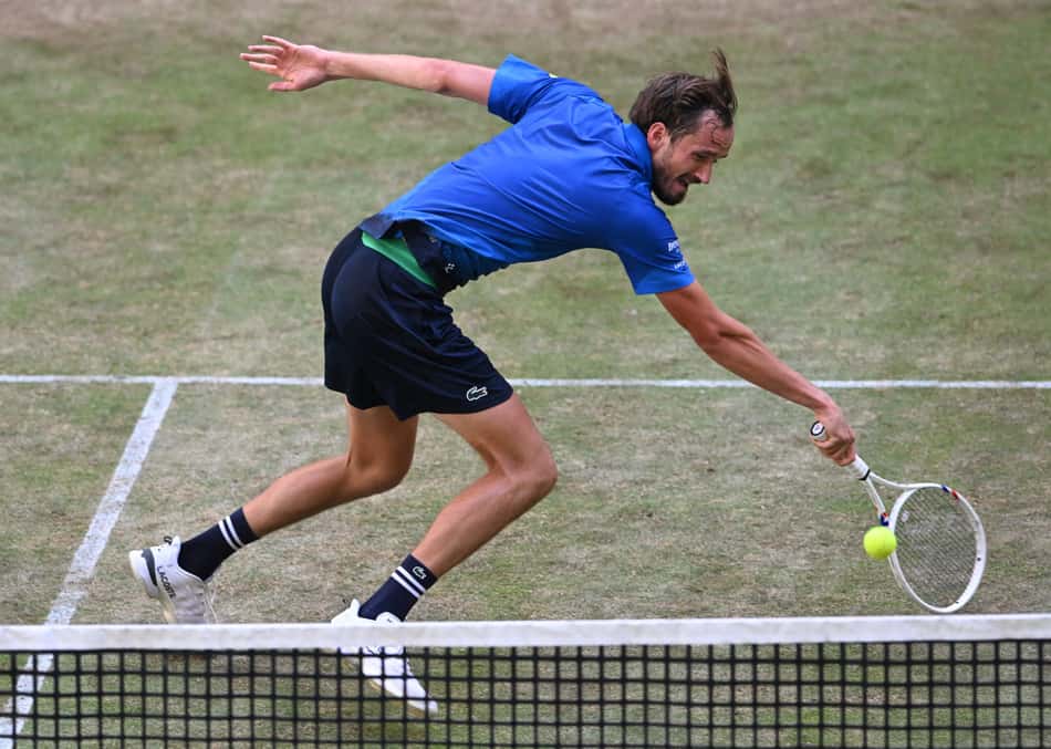 Daniil Medvedev tenta o voleio de backhand