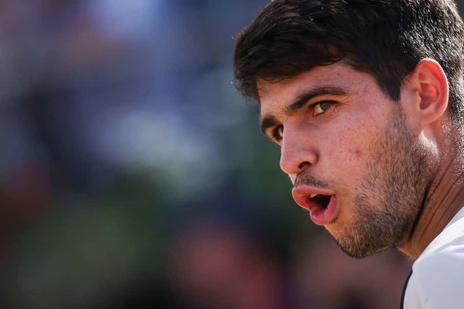 Carlos Alcaraz celebra a vitória sobre o compatriota Roberto Bautista-Agut