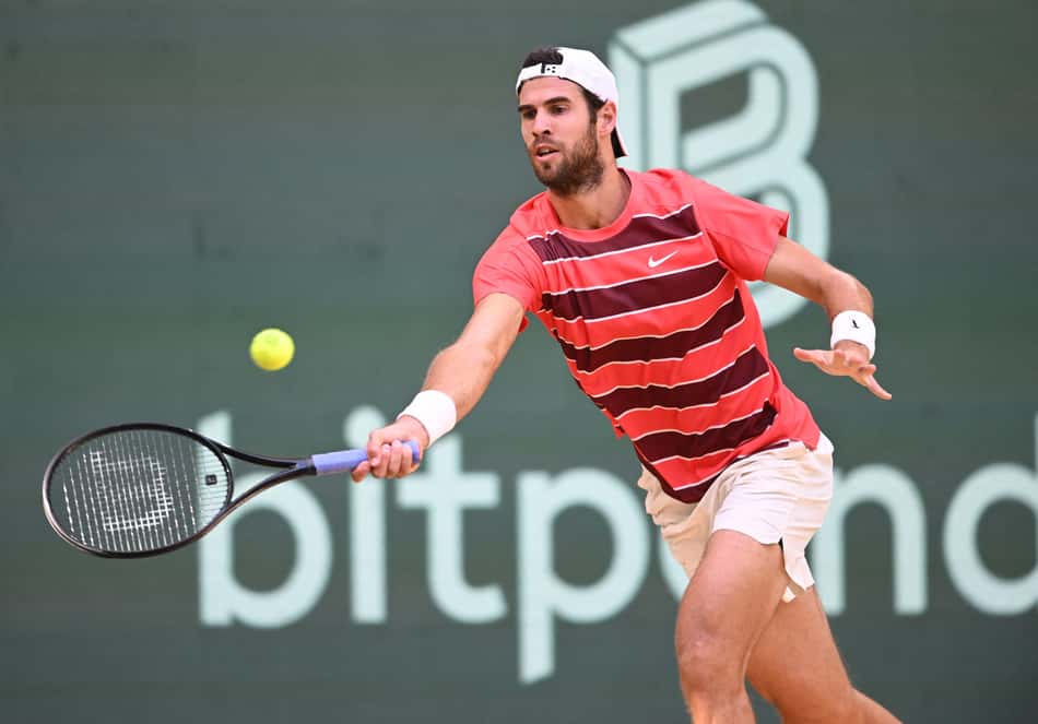 O russo Karen Khachanov na derrota de virada para Bublik