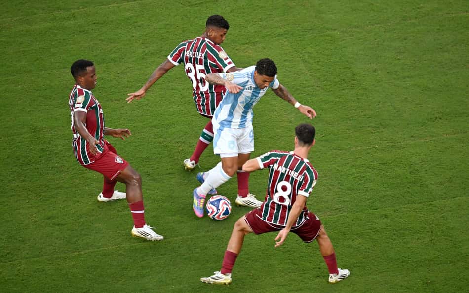 Em jogo de duas viradas, Fluminense vence e lidera o Grupo F