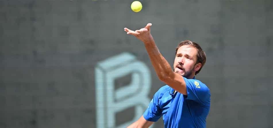 O russo Daniil Medvedev havia vencido as seis primeiras partidas contra o cazaque Alexander Bublik (Photo by CARMEN JASPERSEN / AFP)