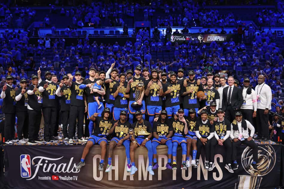 Oklahoma City Thunder posa para foto de campeão da NBA após jogo 7 contra Indiana Pacers (Foto: Joe Murphy/NBAE via Getty Images/AFP)