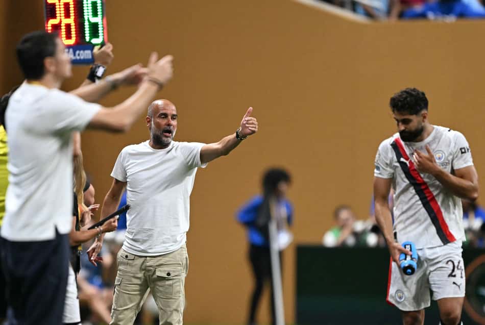 Pep Guardiola orienta o Manchester City em goleada sobre o Al-Ain (Foto: Patricia de Melo Moreira / AFP)