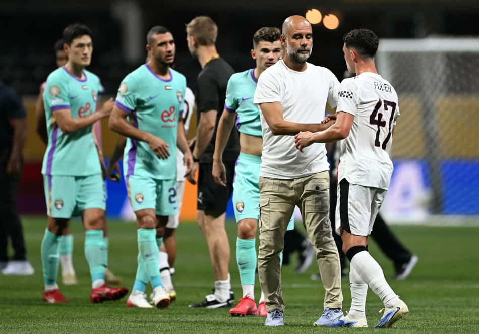Pep Guardiola cumprimenta Phil Foden após vitória do Manchester City
