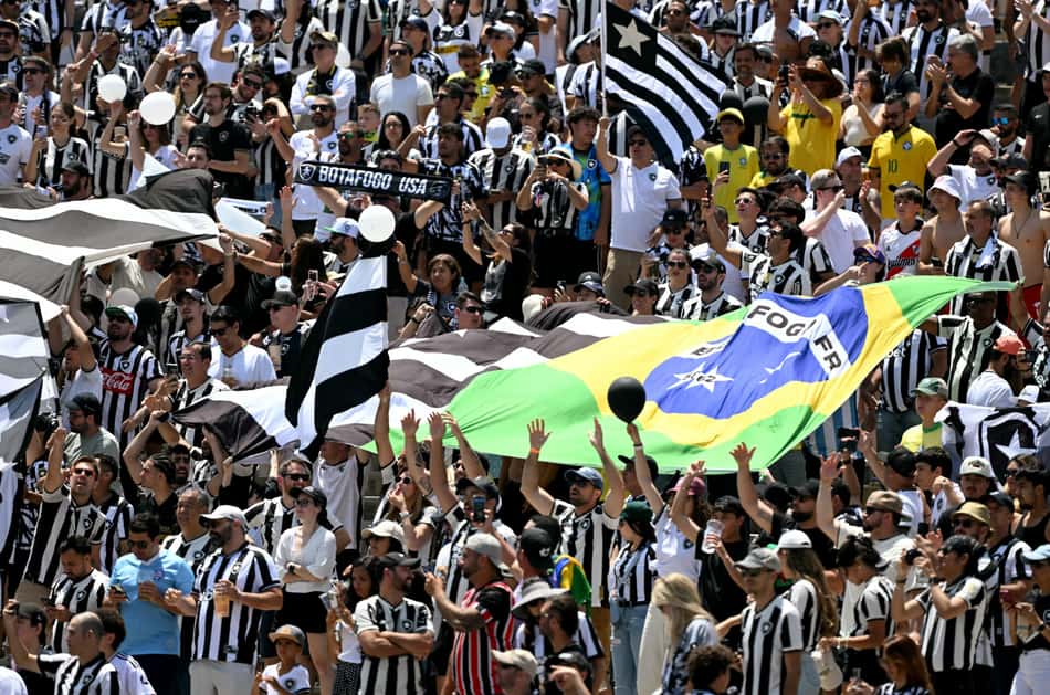 Torcida do Botafogo no Rose Bowl (Foto: Yuri Cortez/AFP)