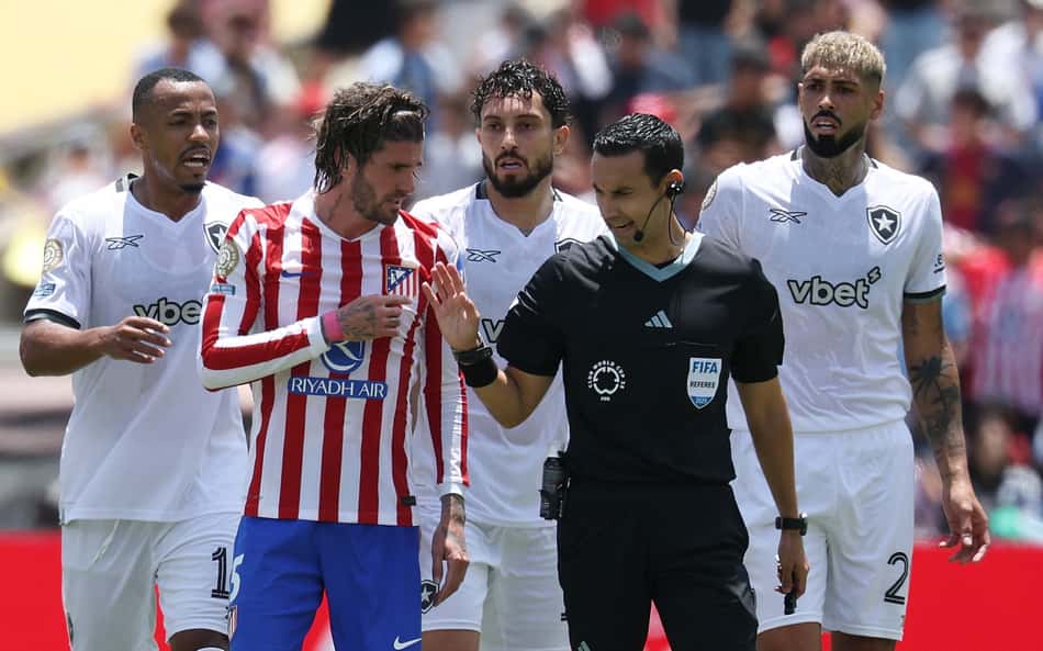 Possível pênalti em Atlético de Madrid x Botafogo gera debate