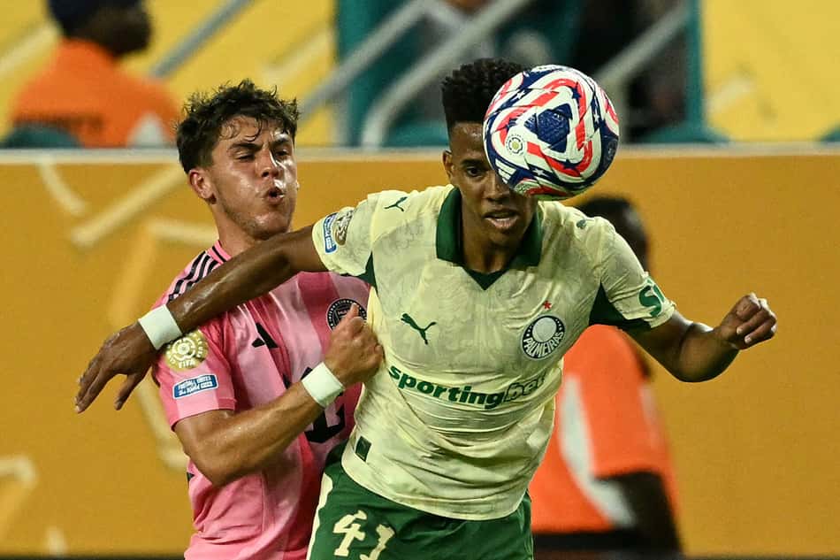 Estêvão disputa jogada em Inter Miami x Palmeiras (Foto: CHANDAN KHANNA / AFP)