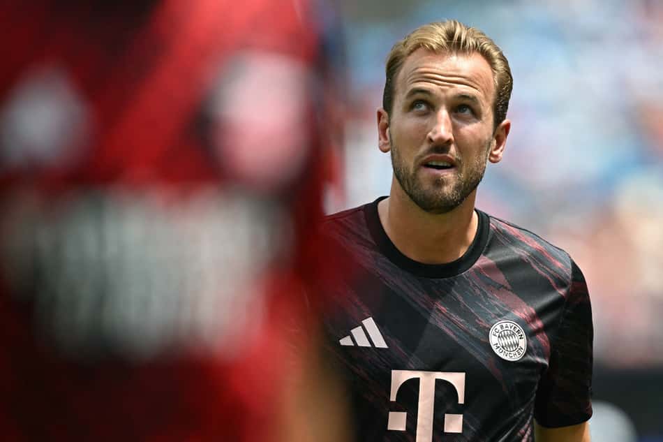 Harry Kane no aquecimento antes de Benfica x Bayern (Foto: Paul ELLIS / AFP)