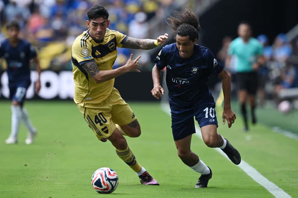 Lautaro Di Lollo disputa o lance em Boca Juniors x Auckland City (Foto: Federico PARRA / AFP)