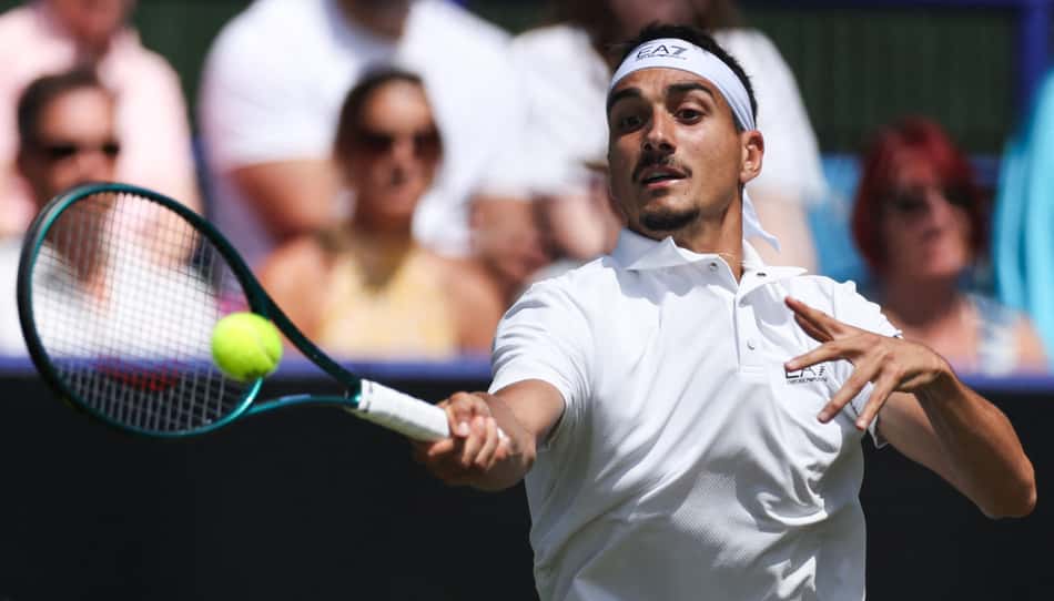 O italiano Lorenzo Sonego devolve de forehand na partida contra o francês Ugo Humbert (Photo by Adrian Dennis / AFP)