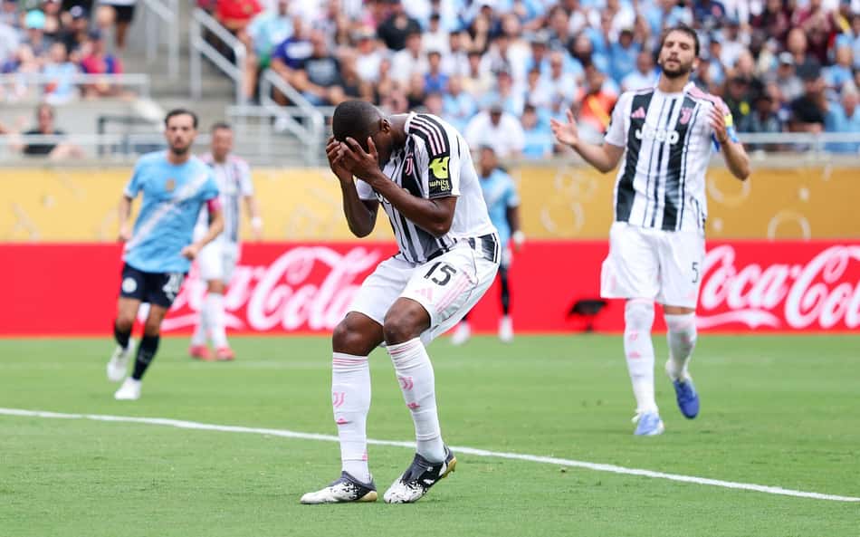 Falha de zagueiro em Juventus x Manchester City chama atenção: 'Bizarro'