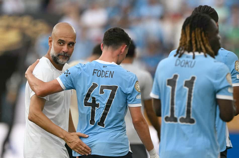 Pep Guardiola comemora vitória do Manchester City (Foto: PATRICIA DE MELO MOREIRA / AFP)