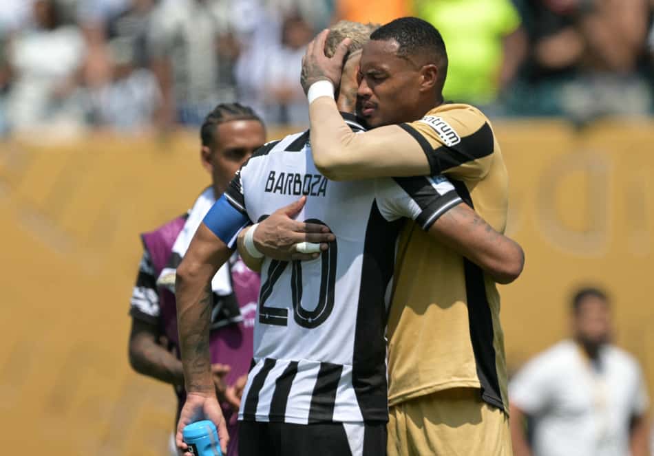 Barboza e John se abraçam após eliminaçãodo Botafogo (Foto: JUAN MABROMATA / AFP)