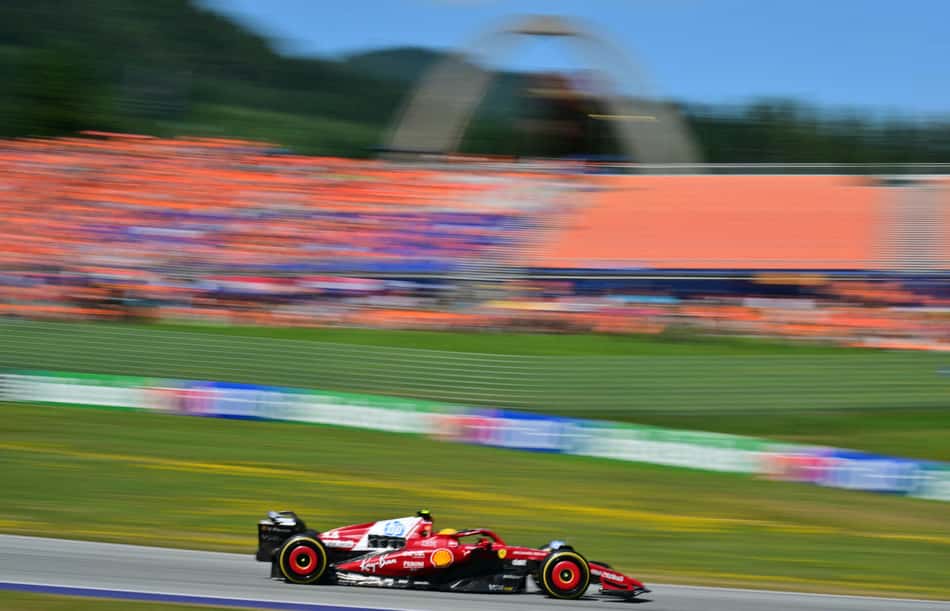 Lewis Hamilton, da Ferarri, correndo no GP da Áustria pela F1 (Foto: Andrej ISAKOVIC / AFP)