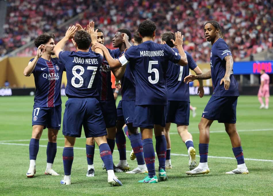Time do PSG comemora gol marcado sobre o Inter Miami (Foto: CHARLY TRIBALLEAU / AFP)