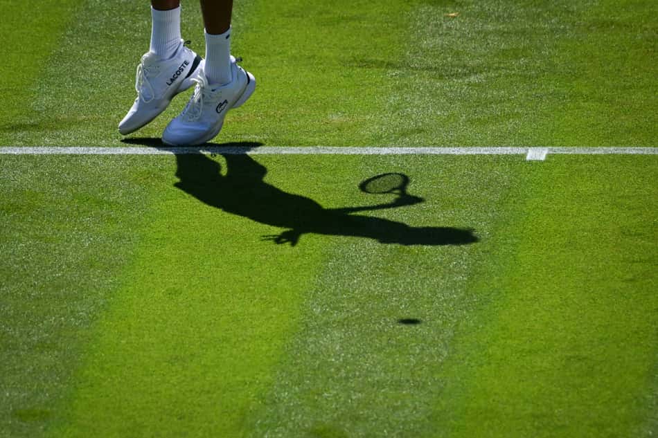 O russo Daniil Medvedev salta para sacar na partida contra o francês Benjamin Bonzi (Foto: KUDRYAVTSEV / AFP)