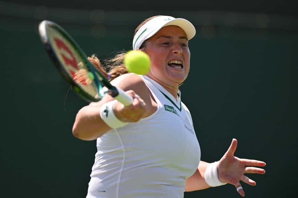 A letã Jelena Ostapenko, ex-campeã de Roland Garros, na derrota para a inglesa Sonay Kartal (Foto: Glyn KIRK / AFP)