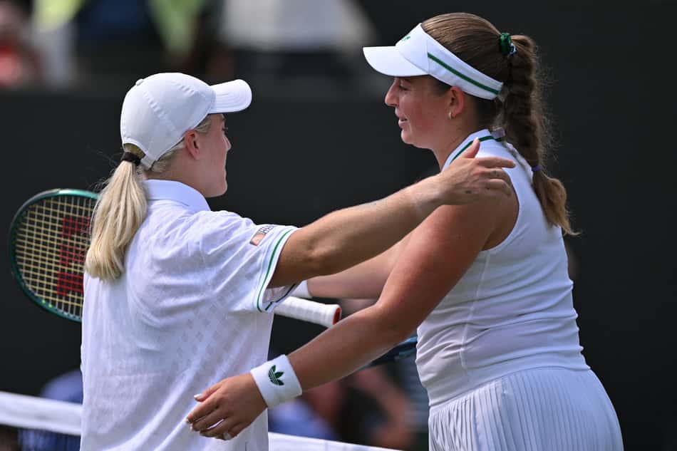 A britãnica Sonay Kartal (e) cumprimenta a letã Jelena Ostapenko (Foto: Glyn KIRK / AFP)
