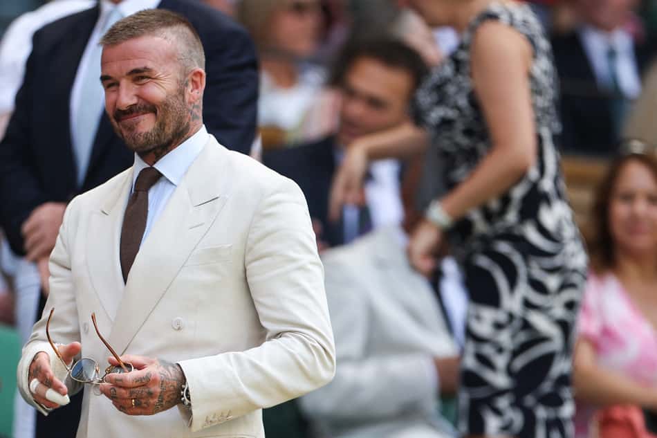 O astro do futebol inglês David Beckham no camarote real, na quadra central, durante a partida entre Carlos Alcaraz e o italinao Fabio Fognini (Foto: HENRY NICHOLLS / AFP) / RESTRICTED TO EDITORIAL USE
