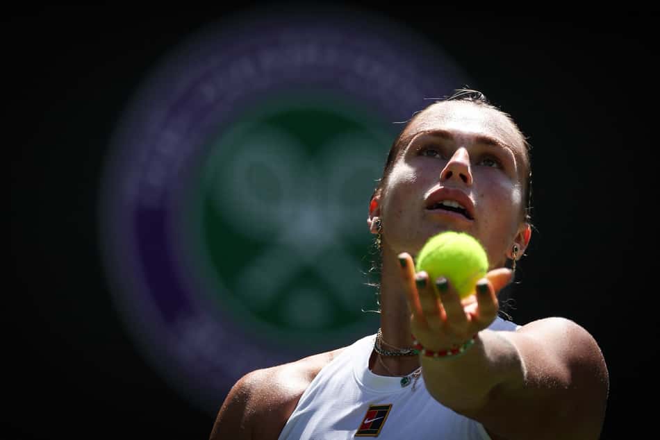 Aryna Sabalenka saca na vitória sobre Carson Branstine (Foto: Adrian Dennis / AFP)