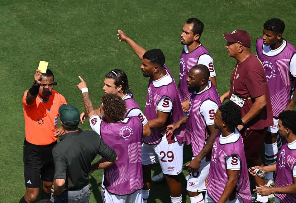 Renato Gaúcho recebe cartão por retardar o lateral da Inter de Milão) 