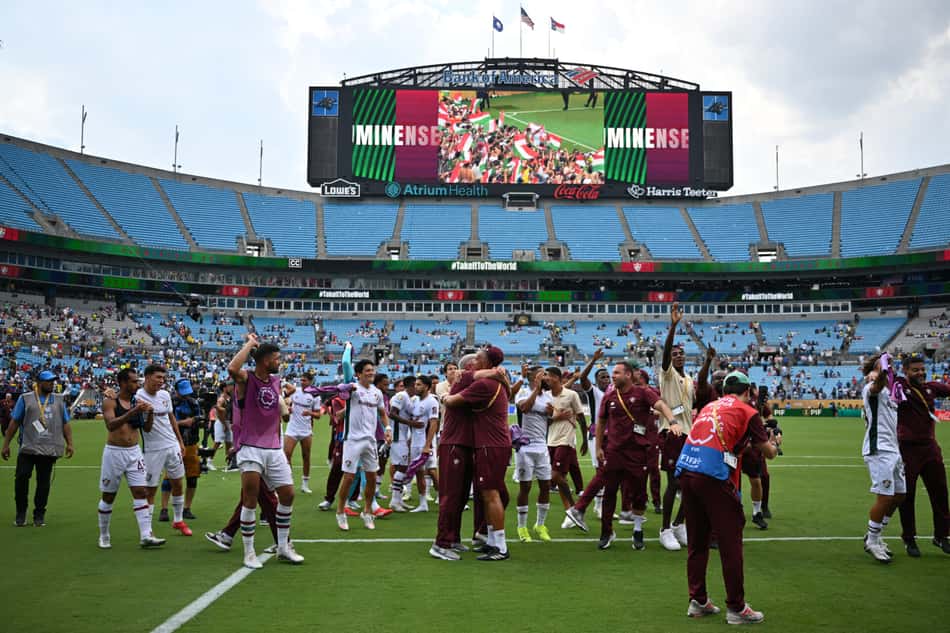 Jogadores e comissão técnica do Fluminense celebram vitória sobre a Inter de Milão (Foto: Angela Weiss / AFP)