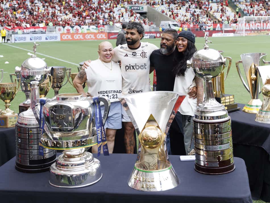 Gabigol ao lado das taças em jogo de despedida do Flamengo (Foto: Andre Mourao/AGIF)