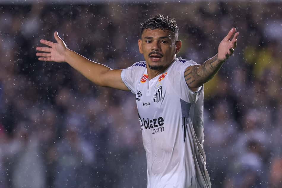Tiquinho está em baixa no Santos (Foto: Marcello Zambrana/AGIF)