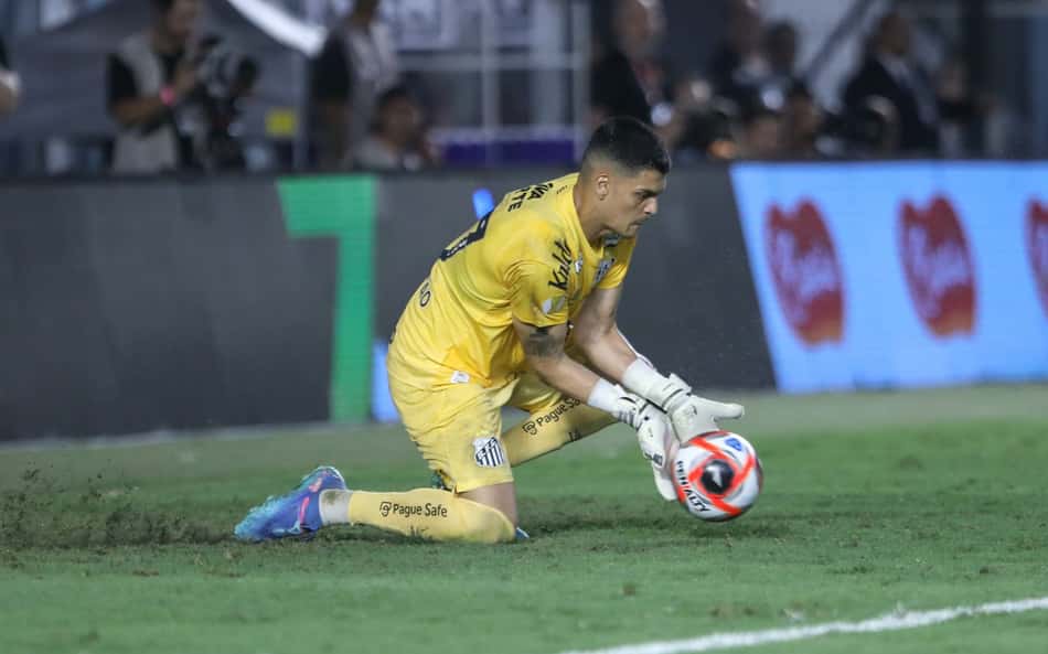 Gabriel Brazão é o goleiro com mais defesas no mundo nesta temporada. Ele soma 94 no total. (Foto: Reinaldo Campos/AGIF)