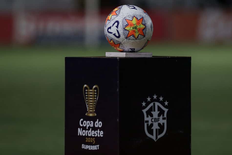 Bola oficial da Copa do Nordeste Foto: Rafael Vieira/AGIF