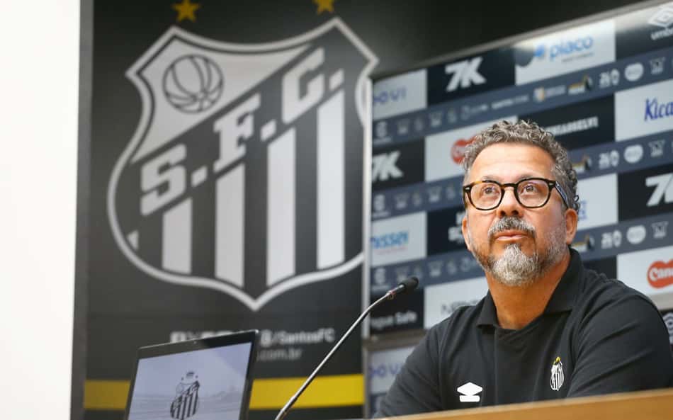 Assista à íntegra da entrevista de Cleber Xavier, técnico do Santos