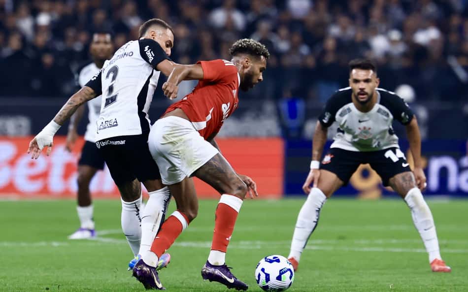 Leitura labial mostra discussão de titular do Corinthians e torcedor
