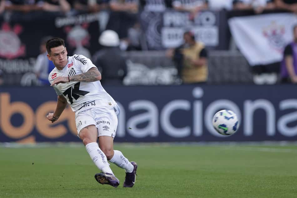 Léo Godoy está de saída do Santos para o Independiente, da Argentina. O jogador pertence ao Athletico-PR. (Foto: Ettore Chiereguini/AGIF)