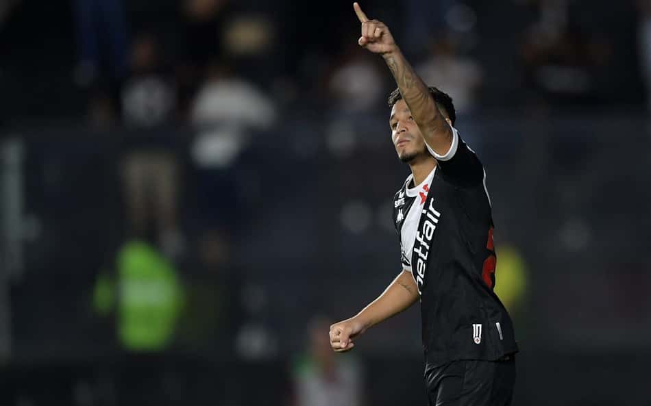 Adson atinge marca importante com a camisa do Vasco