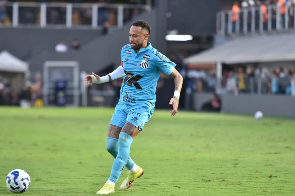 Neymar participou do lançamento de uma nova edição do famoso uniforme azul-turquesa, que faz referência à temporada de 2012. (Foto: Jota Erre/AGIF)