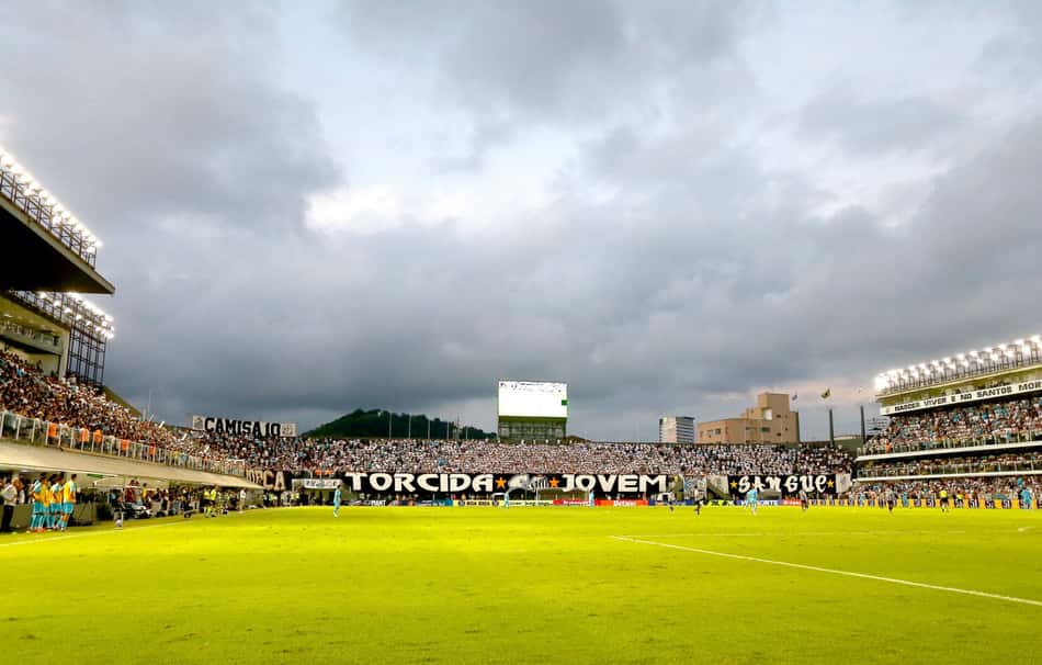 Vila Belmiro será mantida para abrigar jogos do profissional masculino, feminino e da base. (Foto: Mauricio De Souza/AGIF)
