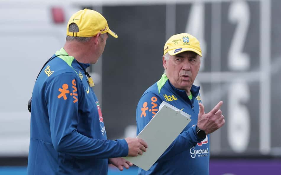 Ancelotti tem papo com Vini Jr, Gérson e Marquinhos durante treino da Seleção