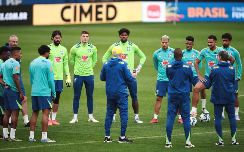 Último treino da Seleção Brasileira tem papo de Ancelotti com jogadores