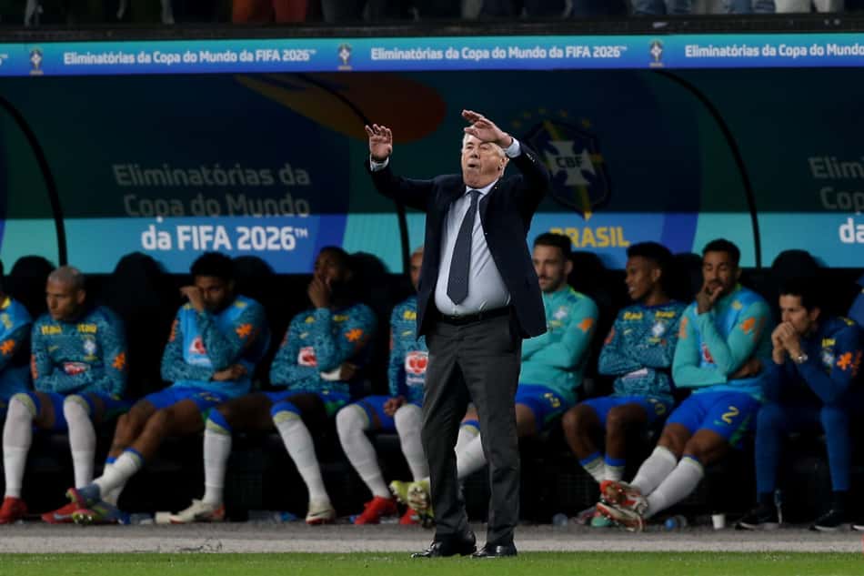 Ancelotti durante o jogo contra o Paraguai (Foto: Marlon Costa/AGIF)