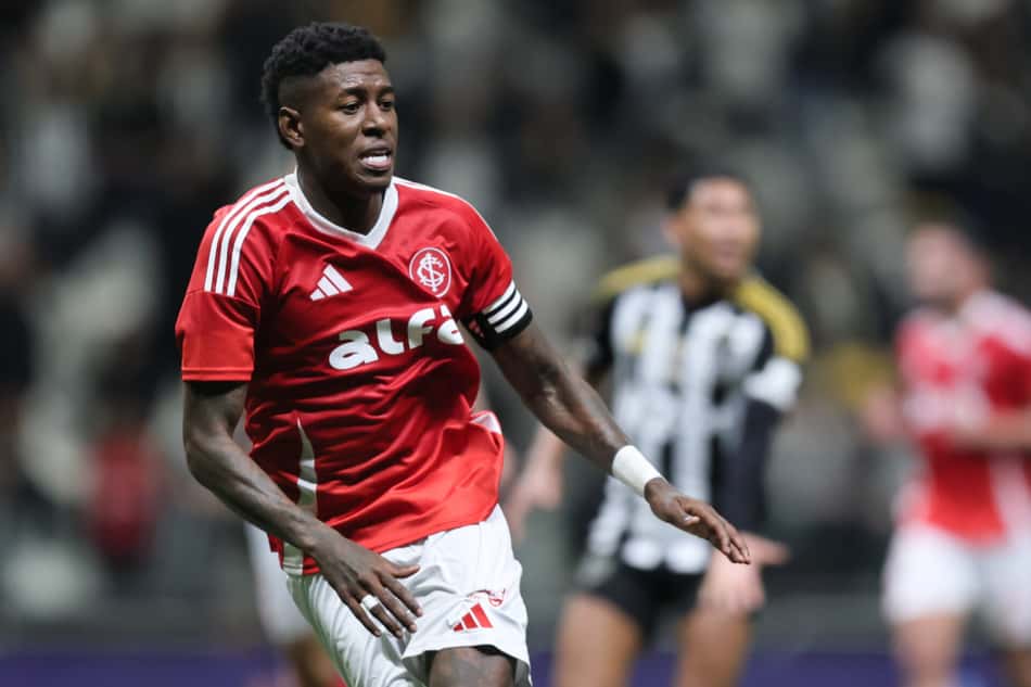 Vitão, zagueiro do Internacional